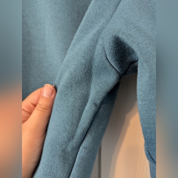 3/$20! H&M Mens Basic Crewneck Sweatshirt - Teal - Picture 6 of 13